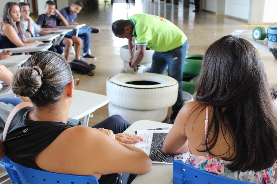 Oficineiro ensina técnicas de corte e pintura em pneus